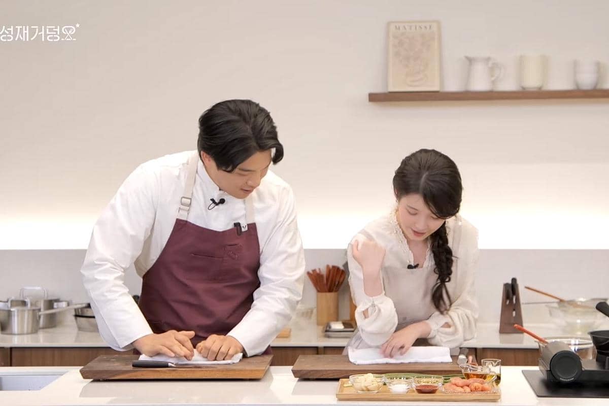 IU dan chef Anh Sung Jae dalam program Anh's Guide to Doneness 