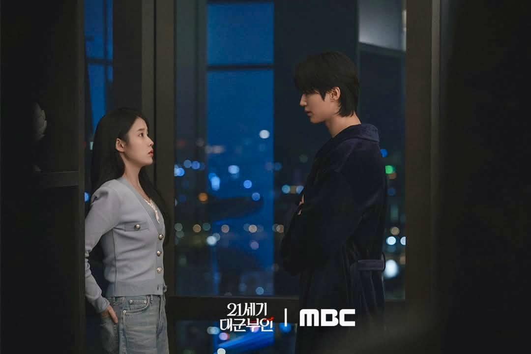 Seong Hui Ju (IU) dan I An (Byeon Woo Seok) dalam drakor Perfect Crown 