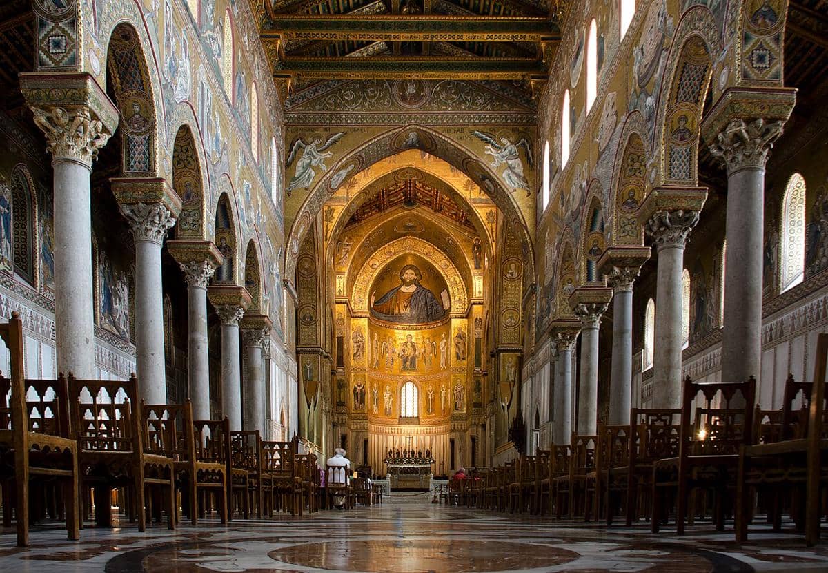 potret interior Katedral Monreale, Sisilia, Italia yang terkenal dengan mozaik bergaya Byzantiumnya yang indah 