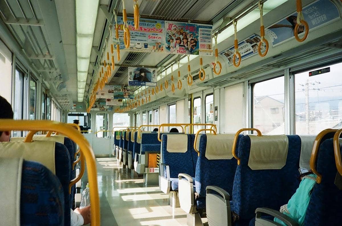 ilustrasi suasana tempat duduk kereta api 