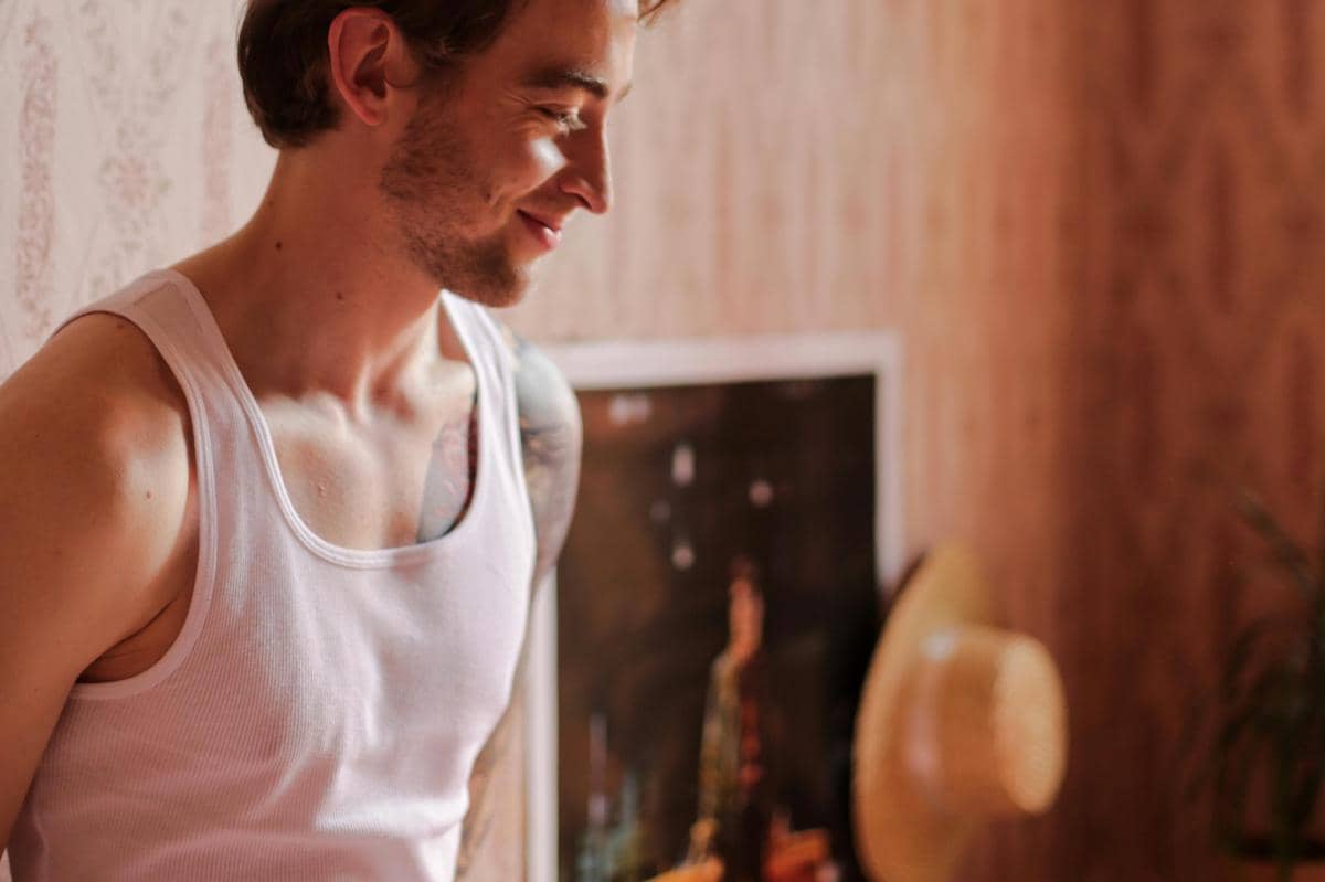 ilustrasi undershirt pria