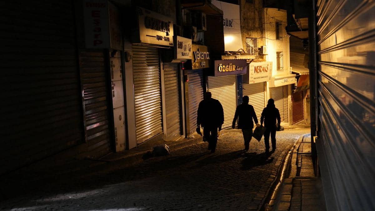 tiga pria berjalan di tengah kegelapan