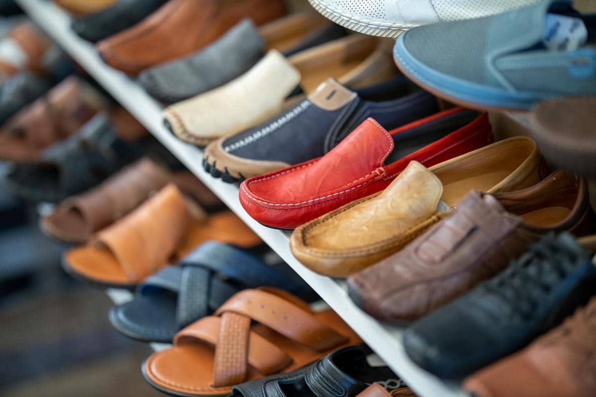 pilihan sepatu yang dipajang di rak