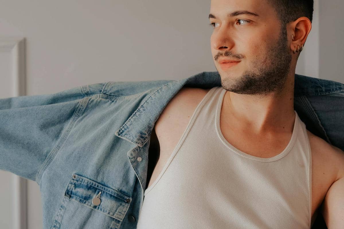 4 Tips Memakai Undershirt Pria agar Tetap Rapi, Anti Berantakan!