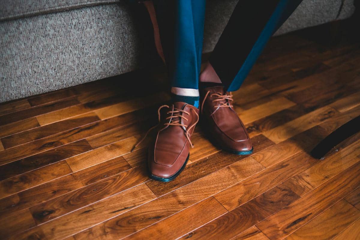 seorang pria memakai sepatu pantofel untuk gaya formal