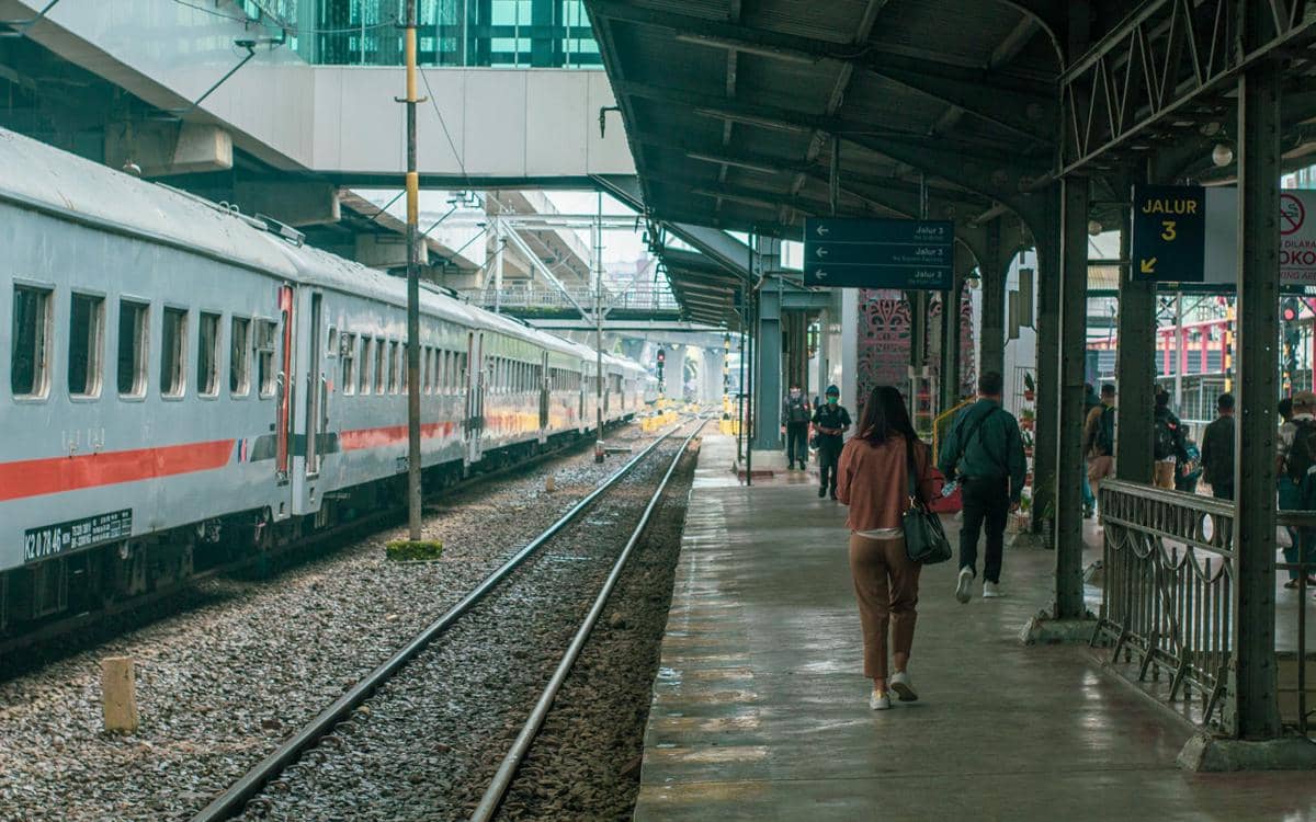 ilustrasi suasana di stasiun kereta (pexels.com/March Martin)