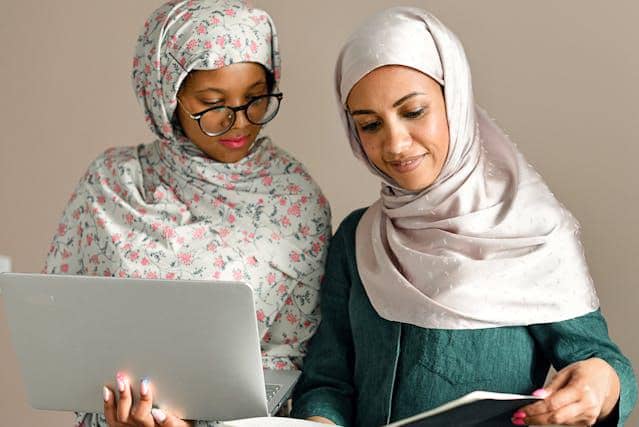 ilustrasi memberikan briefing catatan 