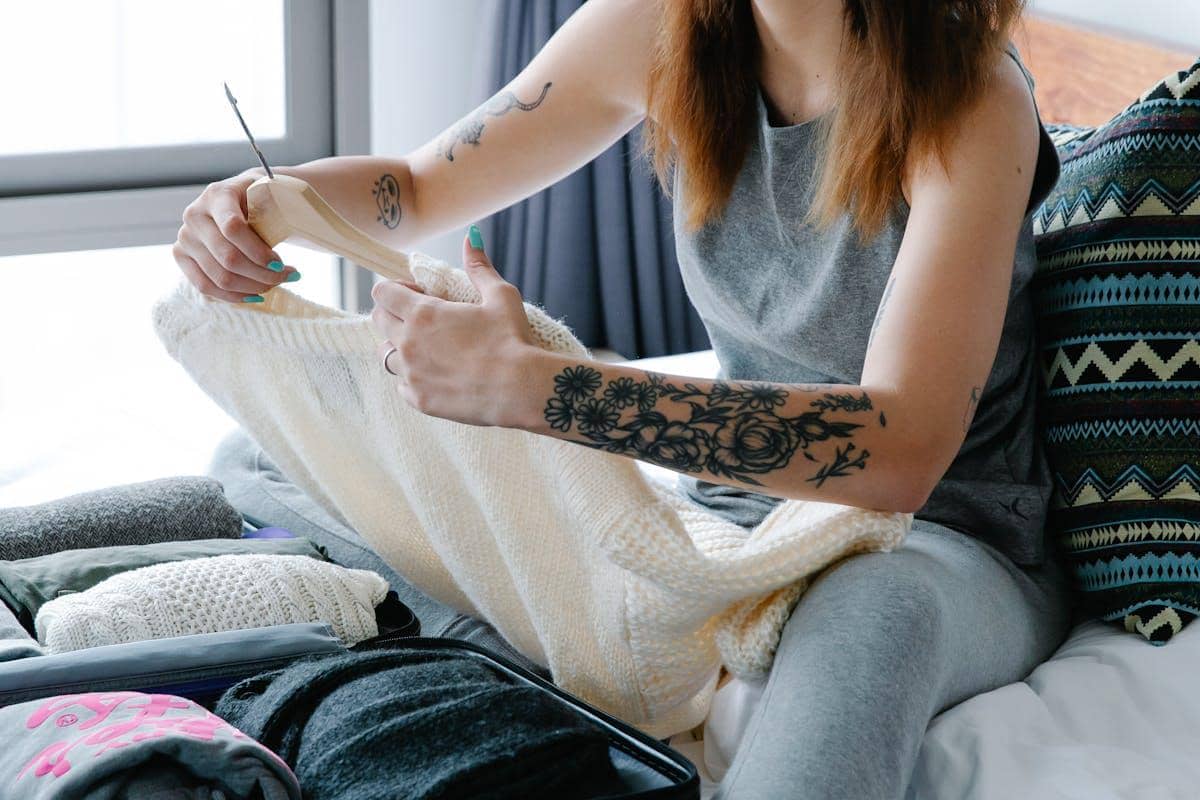 ilustrasi memilih pakaian yang multifungsi