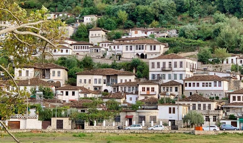 5 Rahasia Unik Kota Berat di Albania, Seribu Jendela yang Memesona!