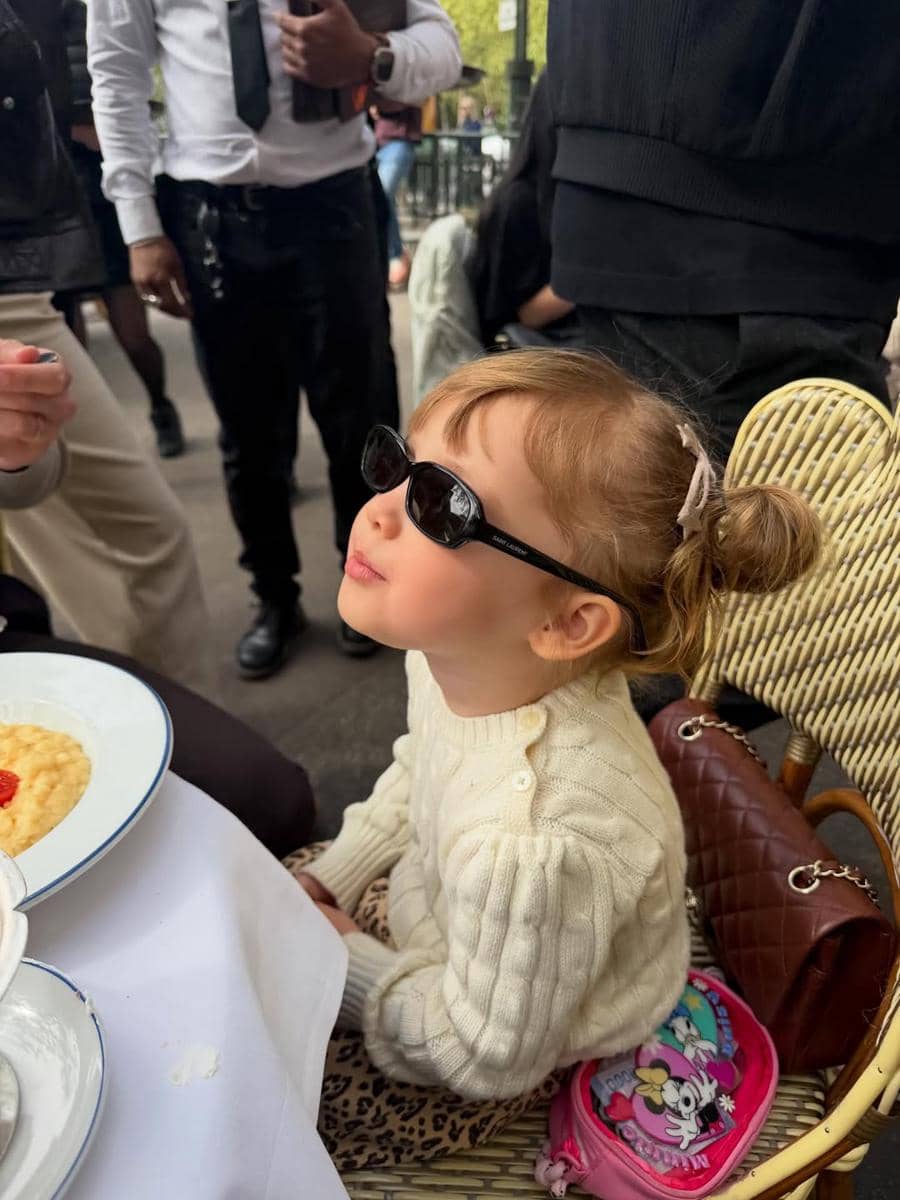 Jennifer Coppen menikmati dessert di Kota Paris