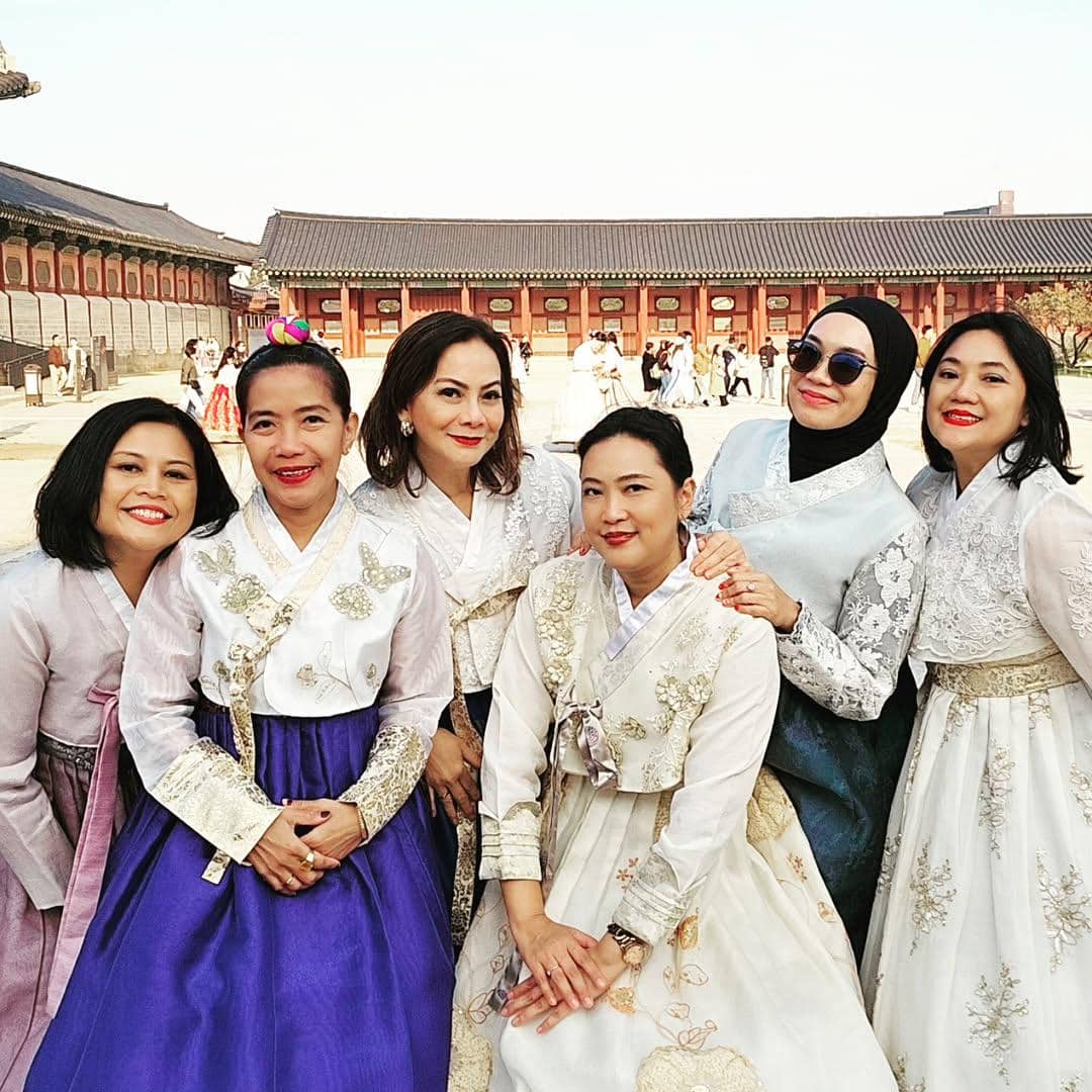 Memes pakai hanbok dan berkeliling Gyeongbokgung Palace