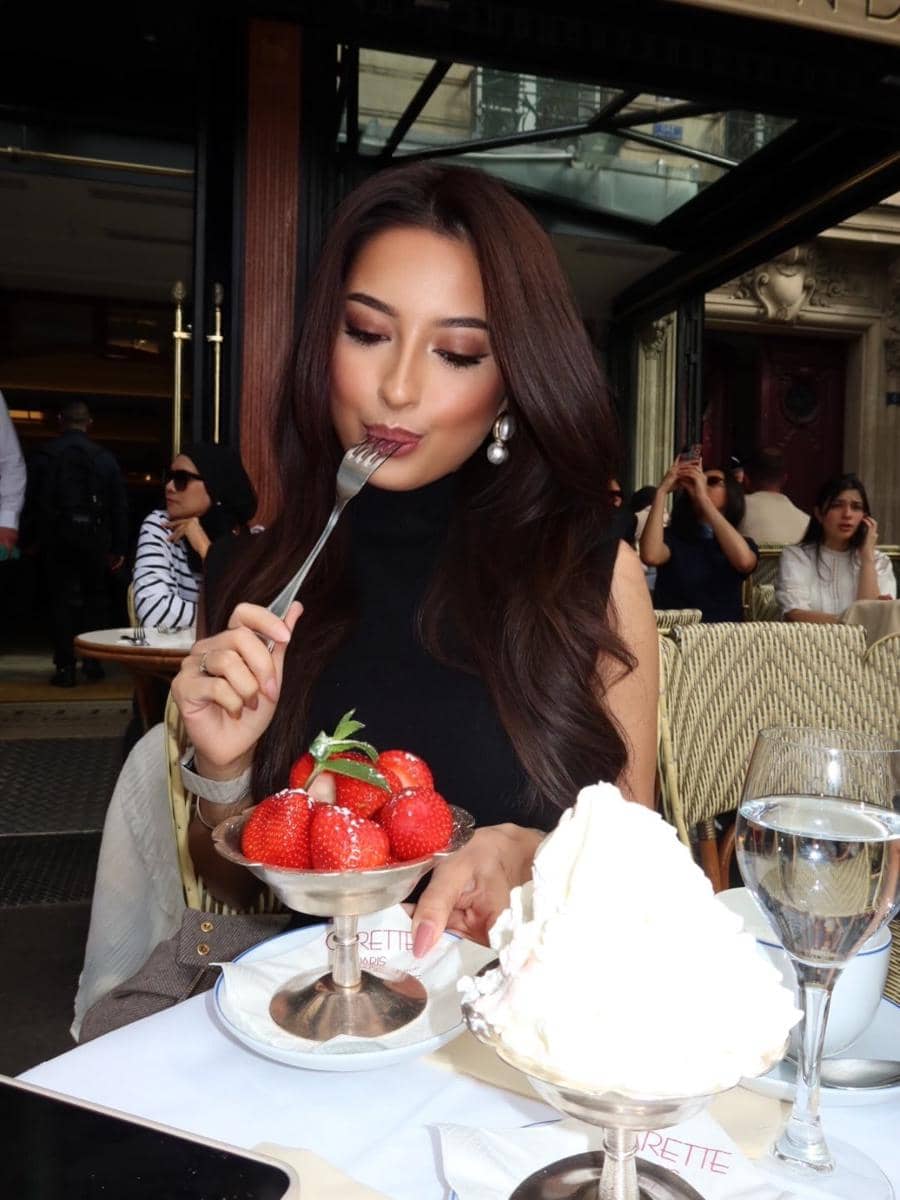 Jennifer Coppen menikmati dessert di Kota Paris