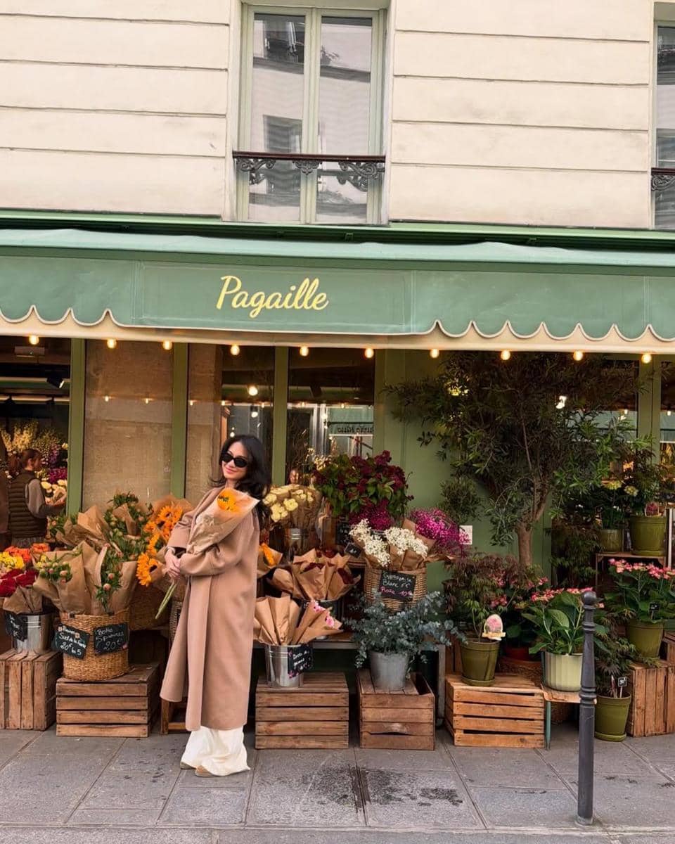 Azizah Salsha berburu bunga hias di Paris