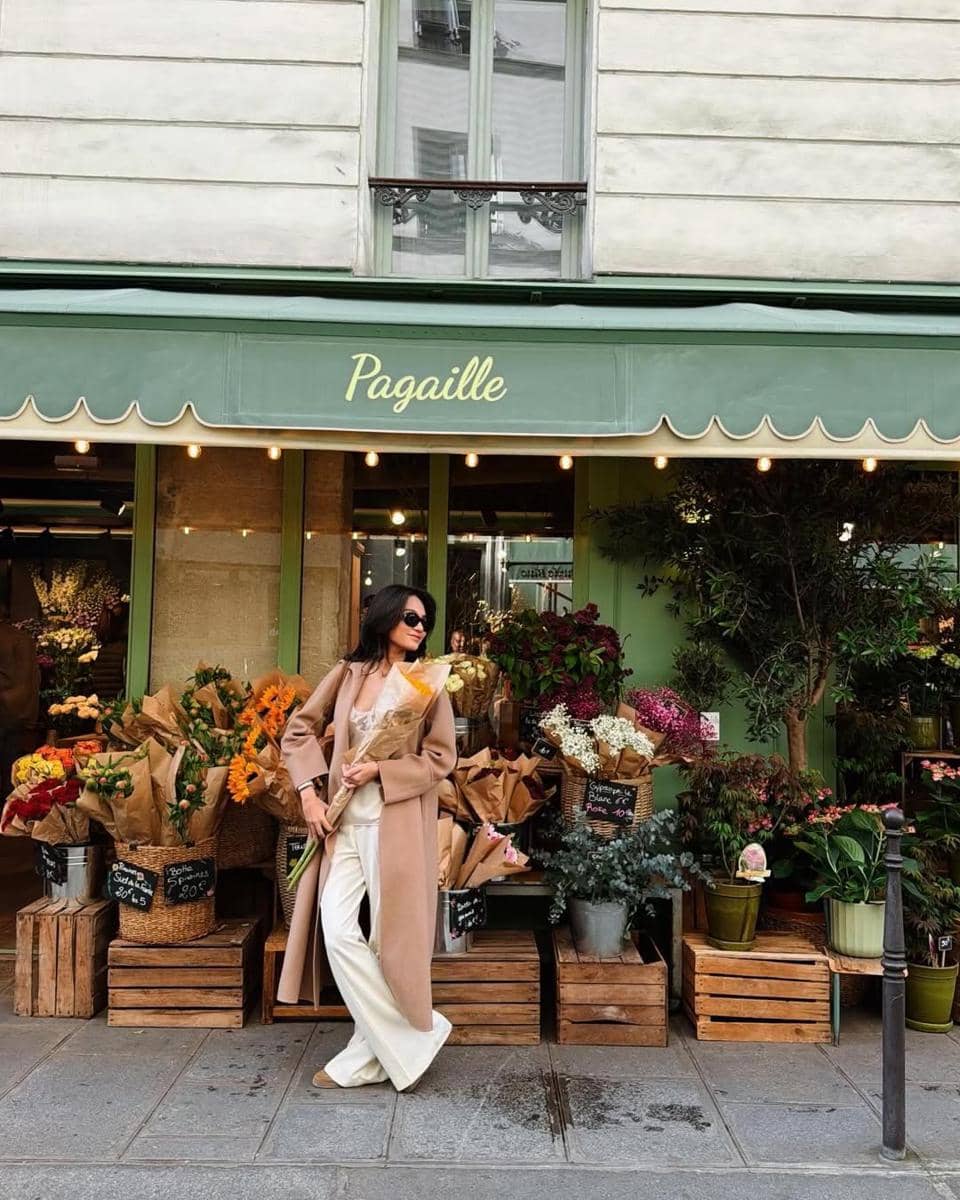 Azizah Salsha berburu bunga hias di Paris