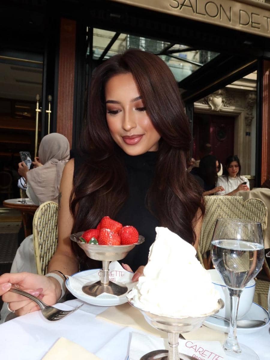 Jennifer Coppen menikmati dessert di Kota Paris