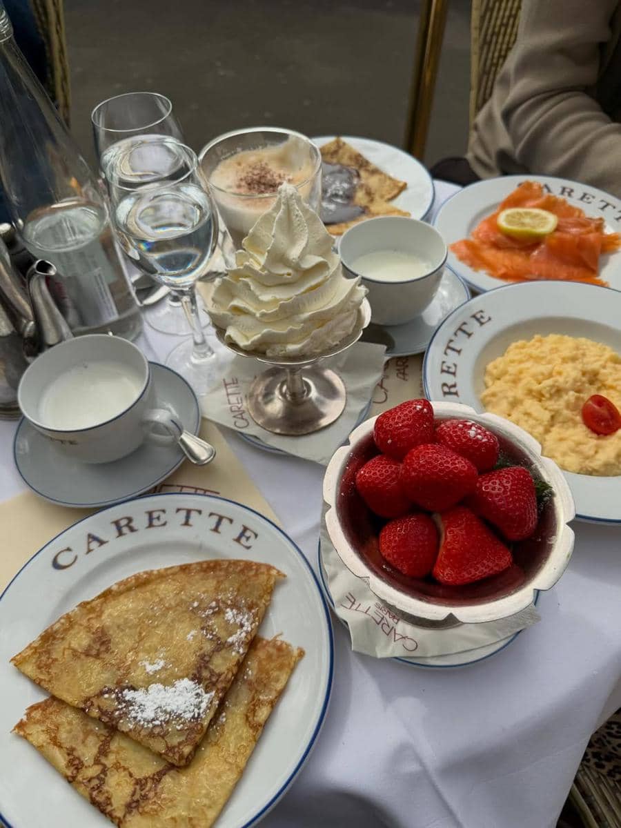 Jennifer Coppen menikmati dessert di Kota Paris