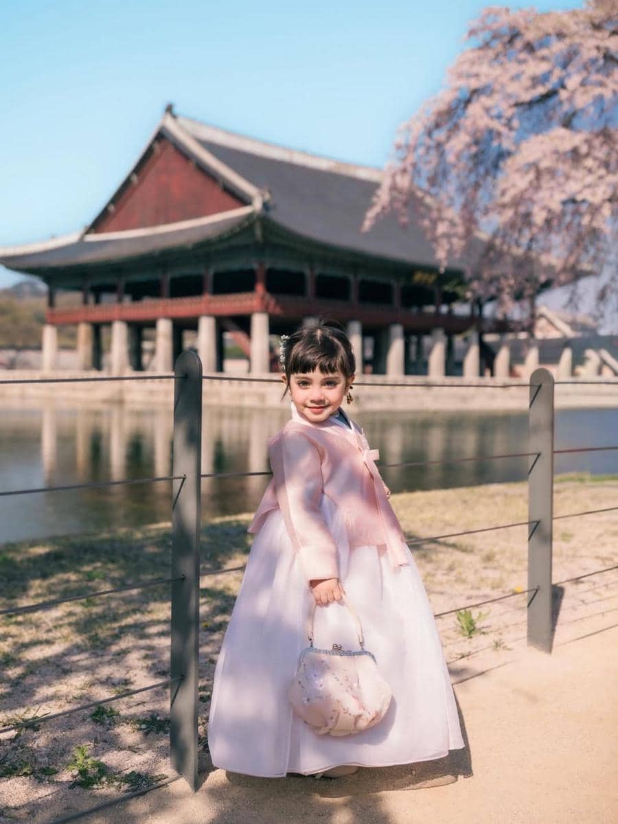Photoshoot keluarga Hamidah Rachmayanti pakai hanbok