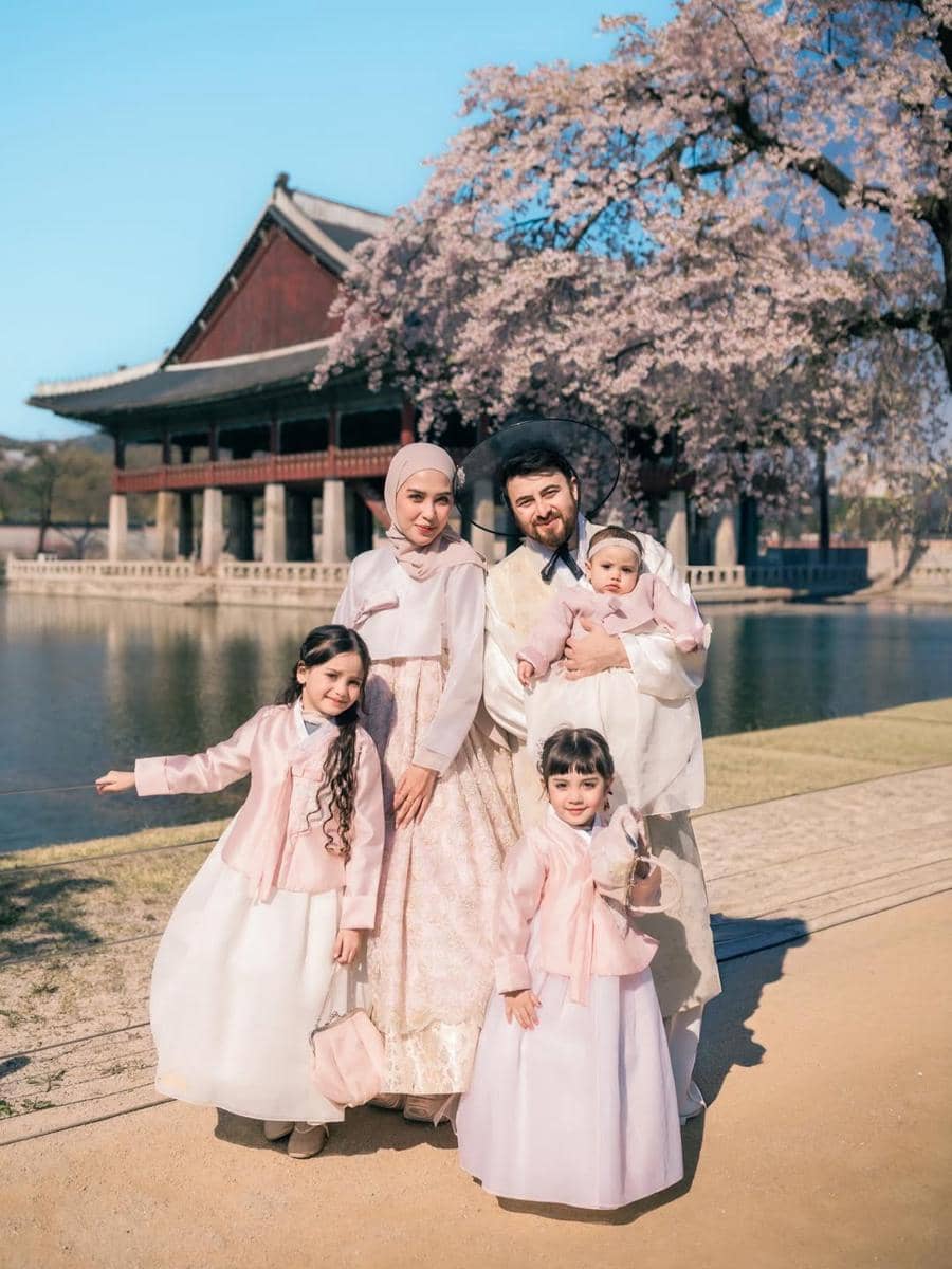 Photoshoot keluarga Hamidah Rachmayanti pakai hanbok