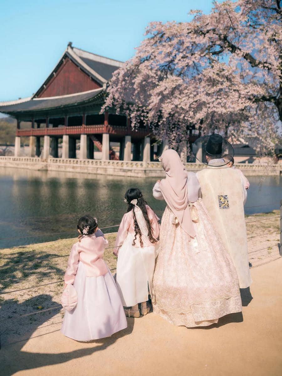 Photoshoot keluarga Hamidah Rachmayanti pakai hanbok