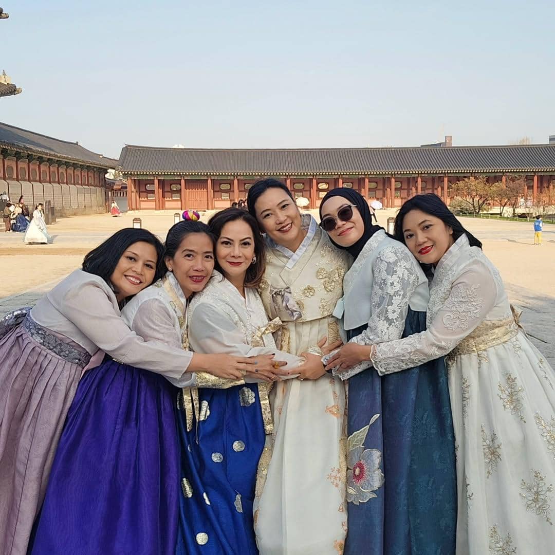 Memes pakai hanbok dan berkeliling Gyeongbokgung Palace