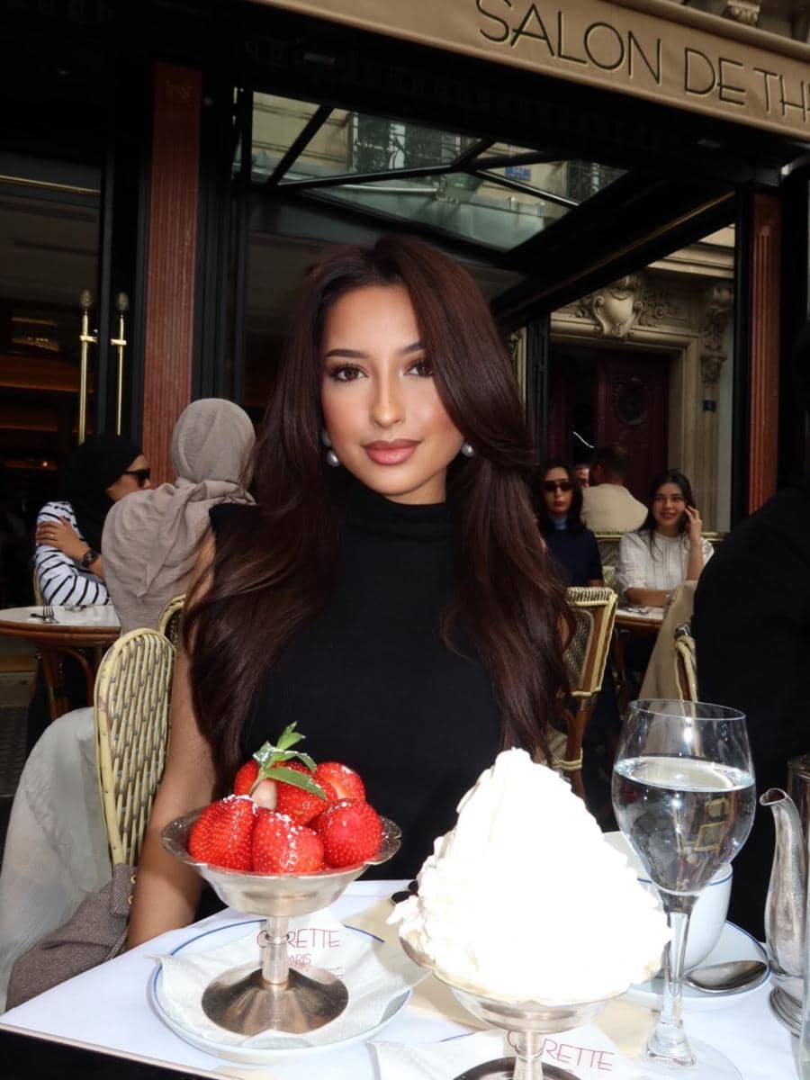 Jennifer Coppen menikmati dessert di Kota Paris