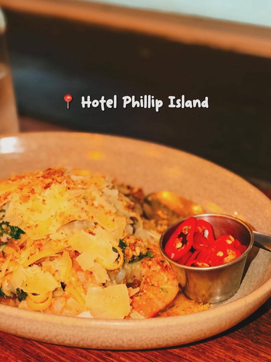 Karin Novilda liburan di Phillip Island