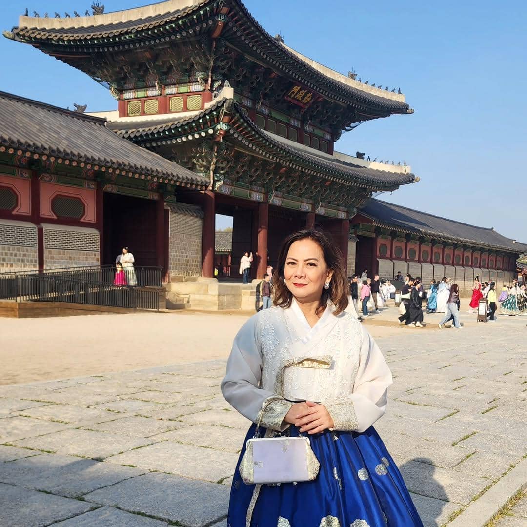 Memes pakai hanbok dan berkeliling Gyeongbokgung Palace
