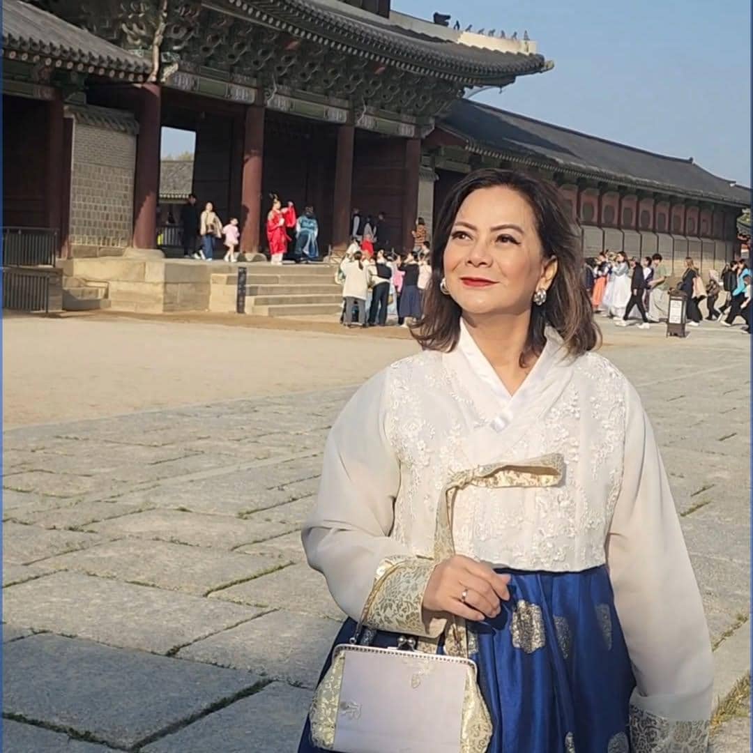 Memes pakai hanbok dan berkeliling Gyeongbokgung Palace