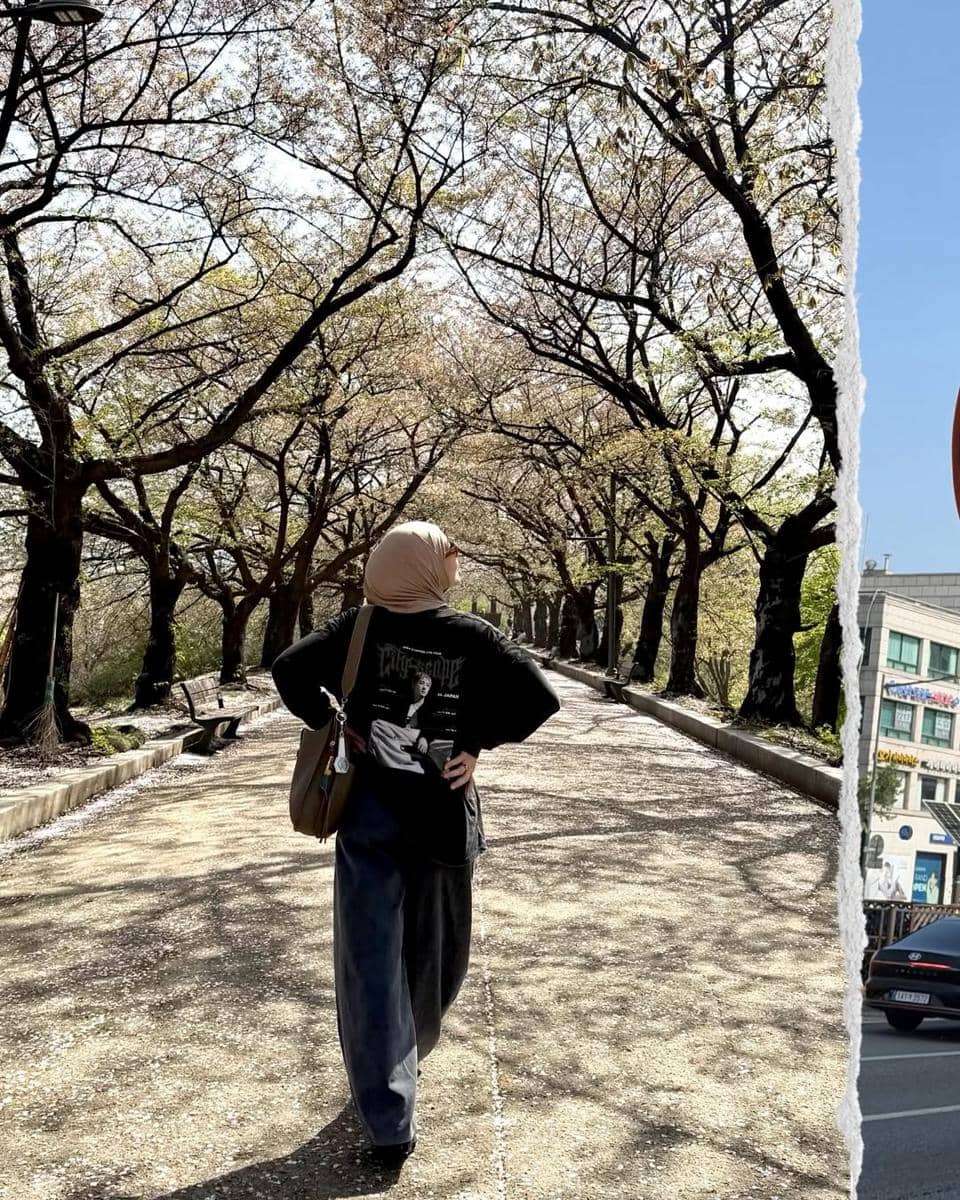 Dian Ayu Lestari jalan-jalan di Seoul saat musim semi