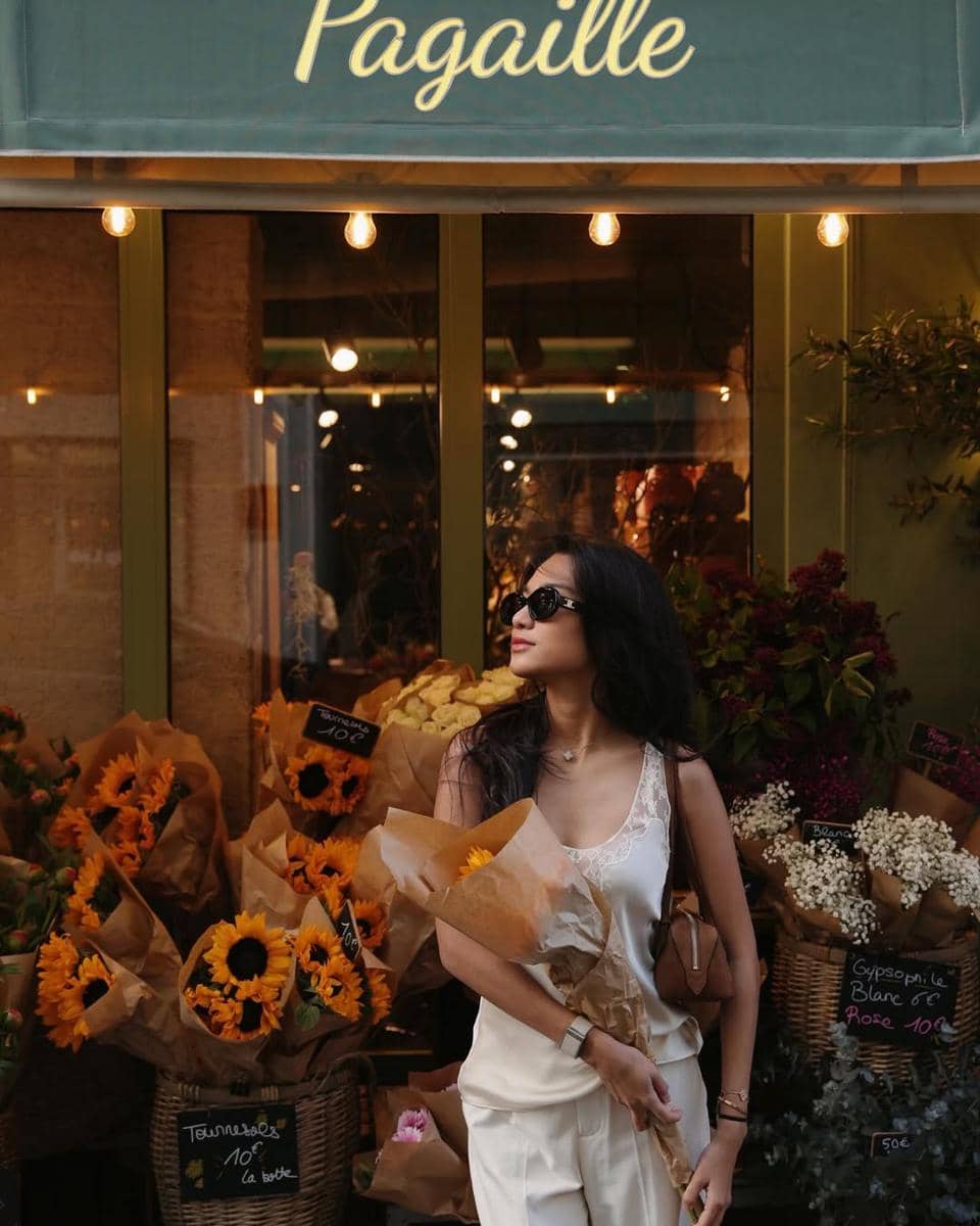 Azizah Salsha berburu bunga hias di Paris