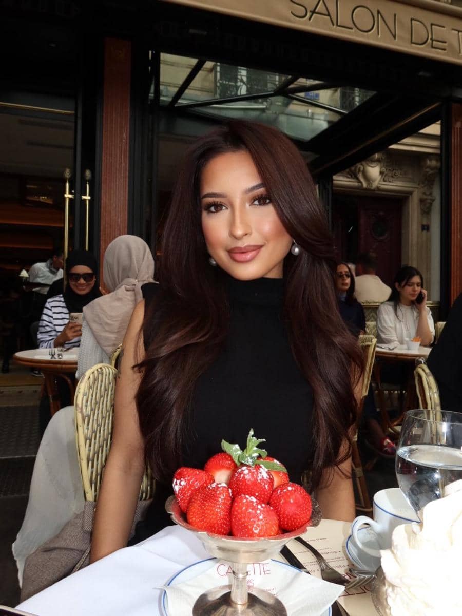 Jennifer Coppen menikmati dessert di Kota Paris