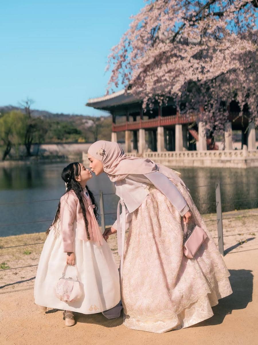 Photoshoot keluarga Hamidah Rachmayanti pakai hanbok