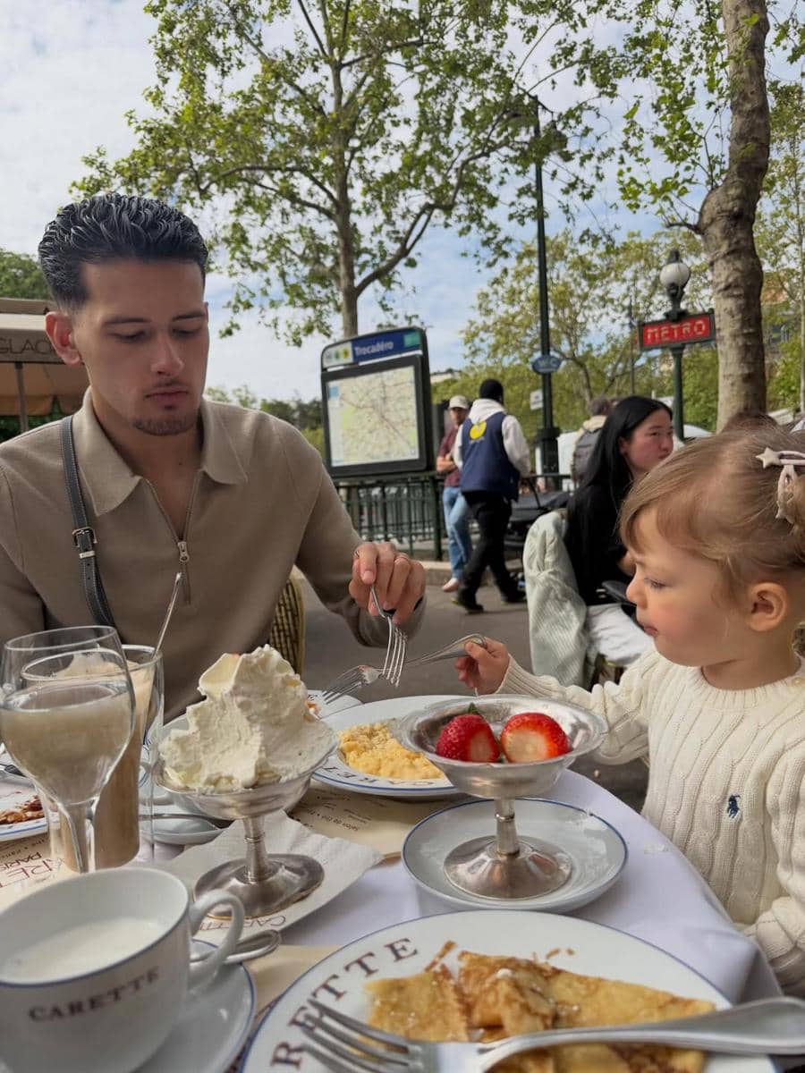 Jennifer Coppen menikmati dessert di Kota Paris