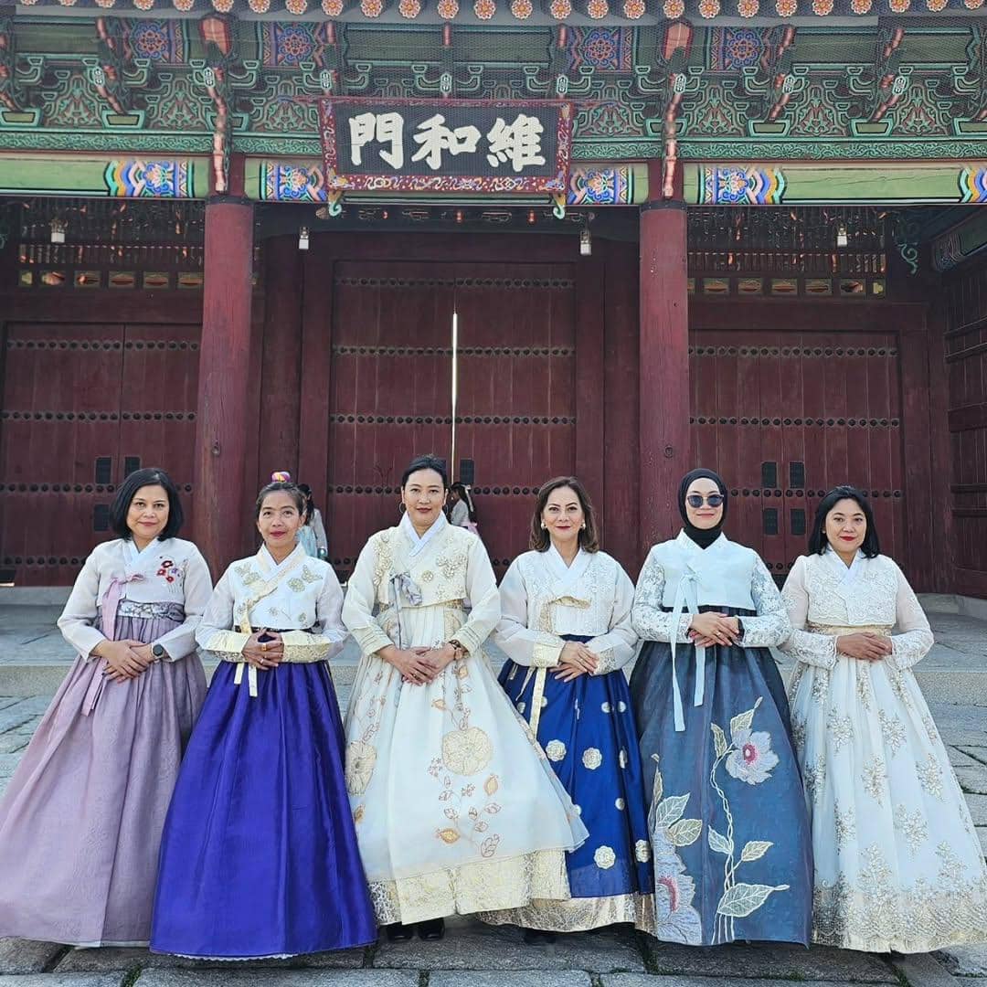 Memes pakai hanbok dan berkeliling Gyeongbokgung Palace