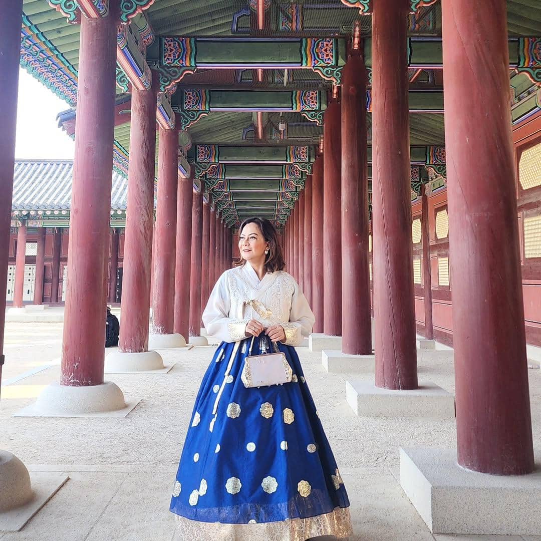 Memes pakai hanbok dan berkeliling Gyeongbokgung Palace