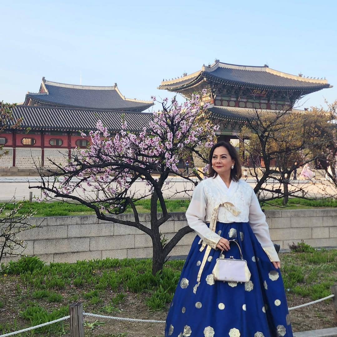 Memes pakai hanbok dan berkeliling Gyeongbokgung Palace