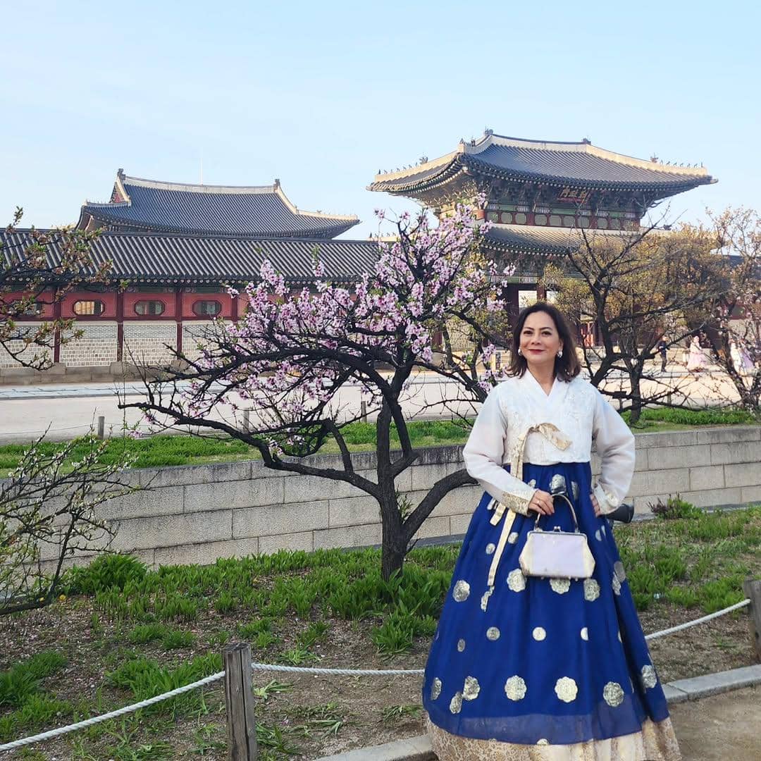 Memes pakai hanbok dan berkeliling Gyeongbokgung Palace