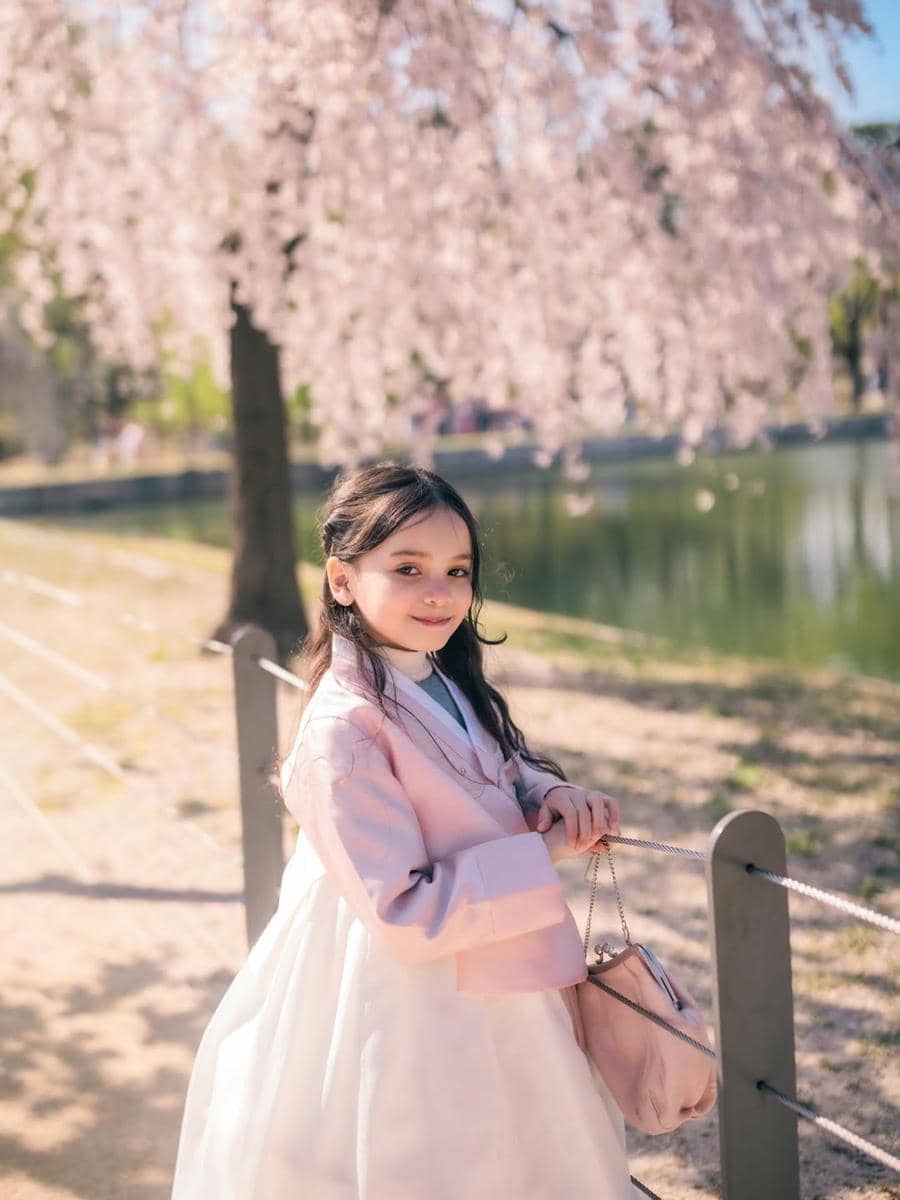 Photoshoot keluarga Hamidah Rachmayanti pakai hanbok