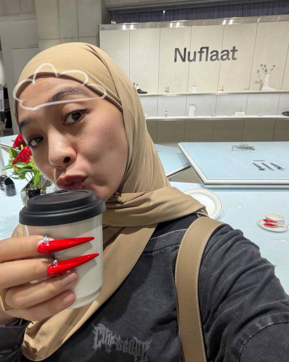 Dian Ayu Lestari jalan-jalan di Seoul saat musim semi