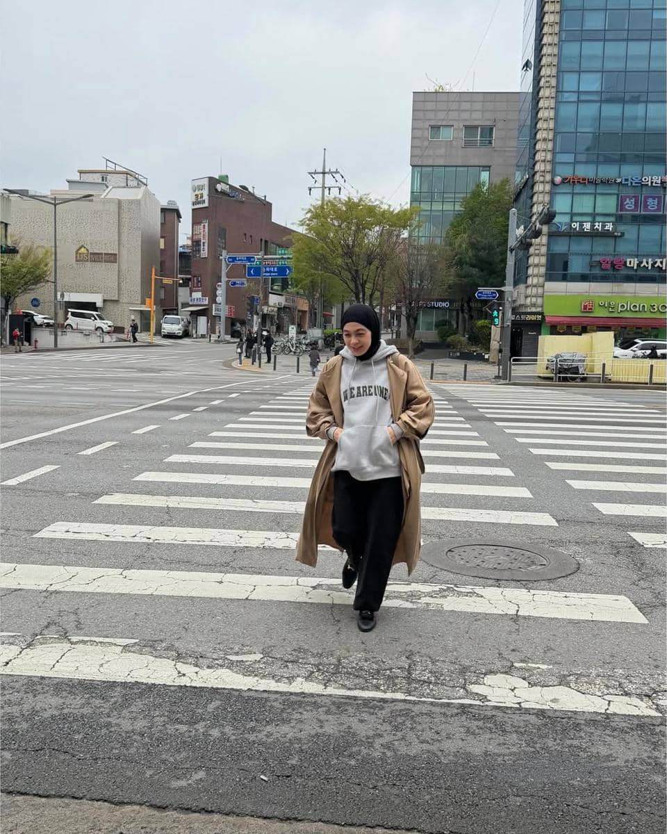 Dian Ayu Lestari jalan-jalan di Seoul saat musim semi