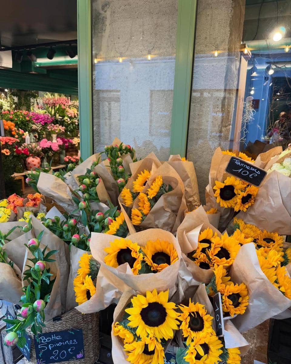 Azizah Salsha berburu bunga hias di Paris