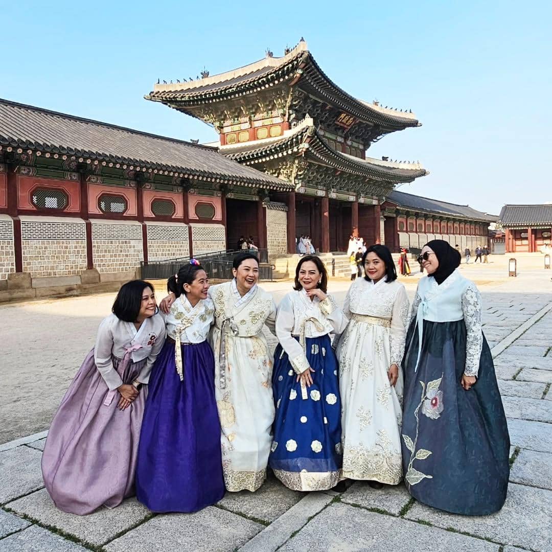Memes pakai hanbok dan berkeliling Gyeongbokgung Palace