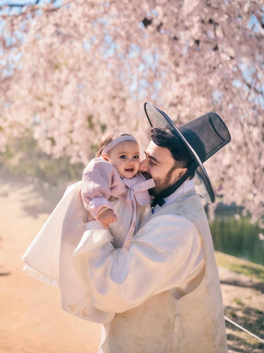Photoshoot keluarga Hamidah Rachmayanti pakai hanbok