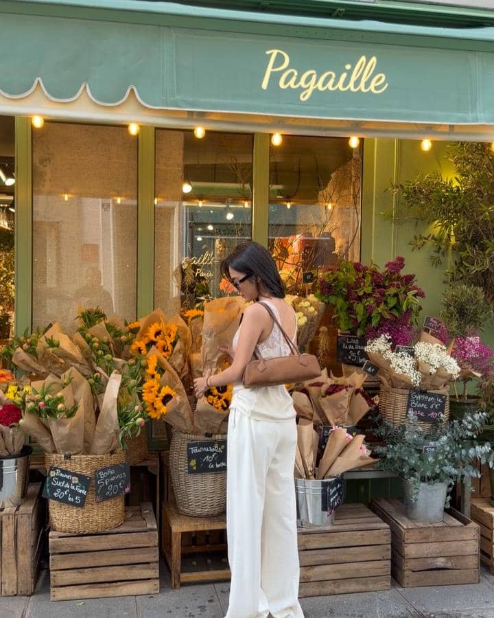 Azizah Salsha berburu bunga hias di Paris