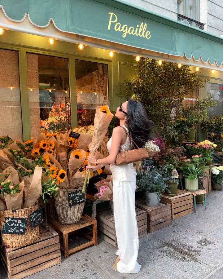 Azizah Salsha berburu bunga hias di Paris