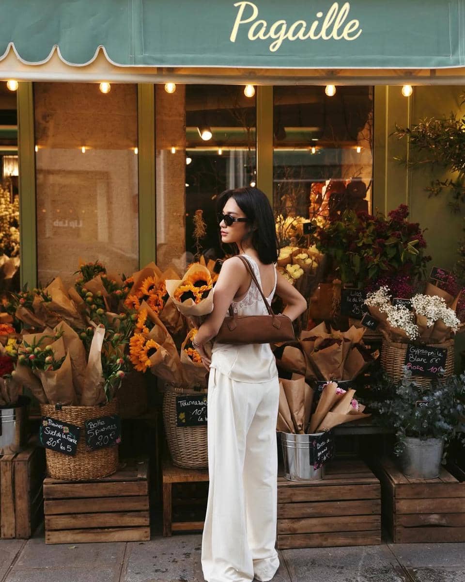 Azizah Salsha berburu bunga hias di Paris