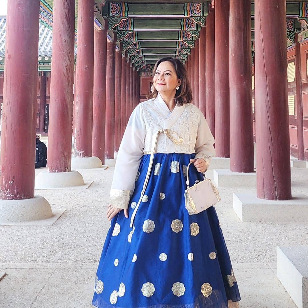 Memes pakai hanbok dan berkeliling Gyeongbokgung Palace