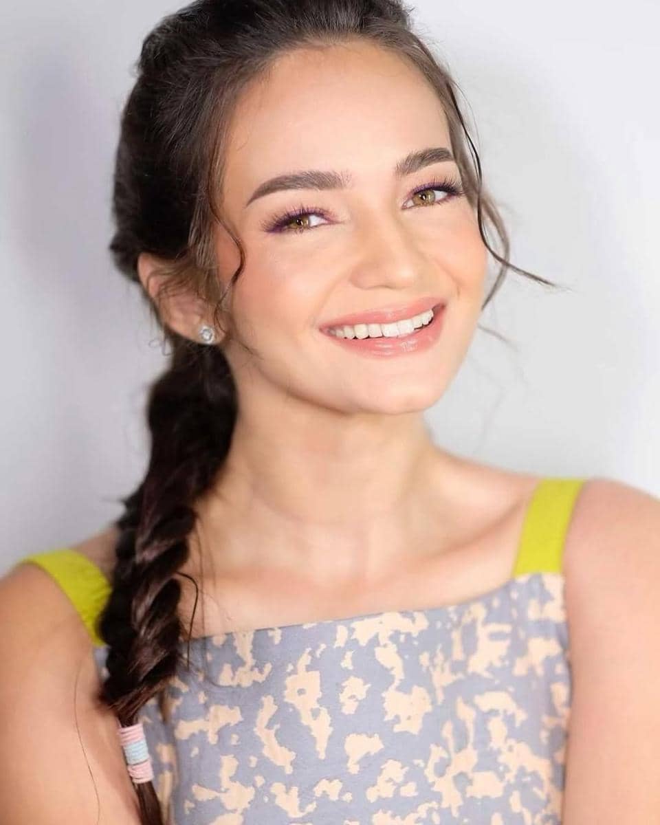 inspirasi hair do elegan ala Enzy Storia 