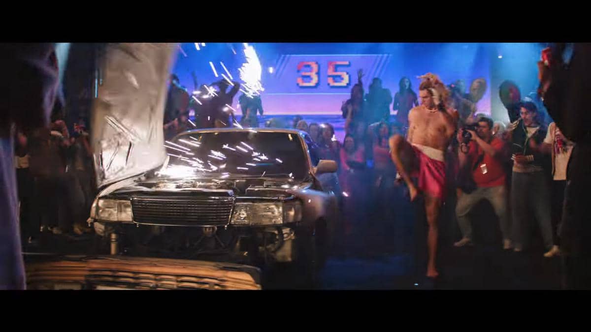 Ken menghancurkan mobil buat acara MTV di film Street Fighter