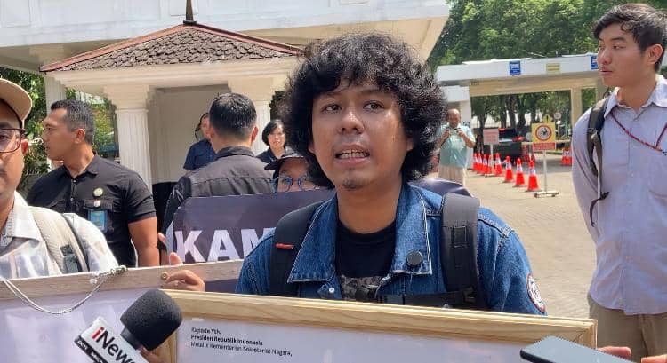 Koalisi masyarakat sipil gelar aksi dan serahkan surat Andrie Yunus untuk Presiden Prabowo Subianto (IDN Times/Ilman Nafi'an)